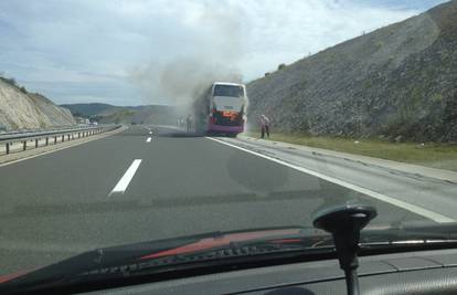 Zapalio se bus na autocesti, putnici uspaničeni trčali van