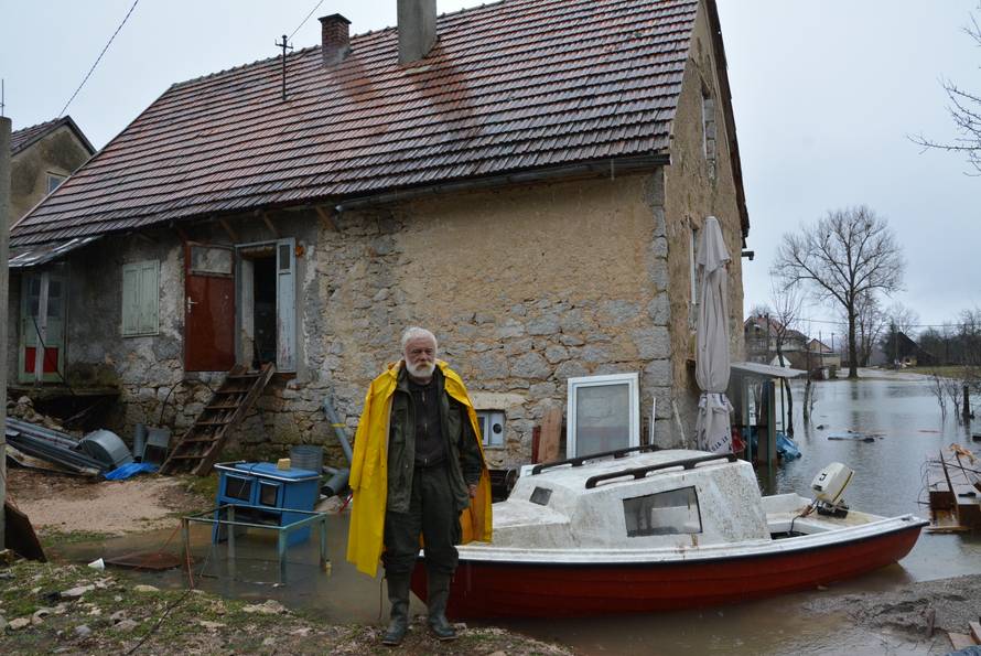 U Petrinji strepe od odrona, u Kosinju po hranu idu čamcima