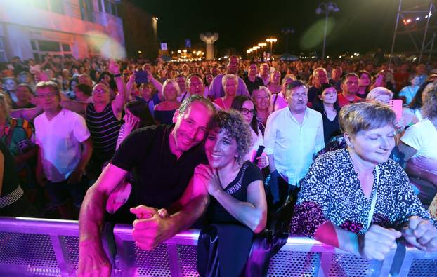 Vodice: Brojni izvođači nastupili na prvoj večeri CMC festivala