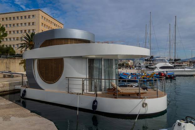 Split: Neobično plovilo na Zapadnoj obali