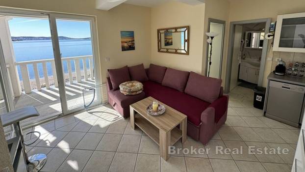 FOTO Iz kuće u more! Ova vila prvi red do mora ima konobu i vinoteku, a evo koliko košta