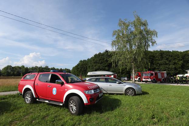 Zagreb: U šumi kraj Kerestinca srušio se manji zrakoplov