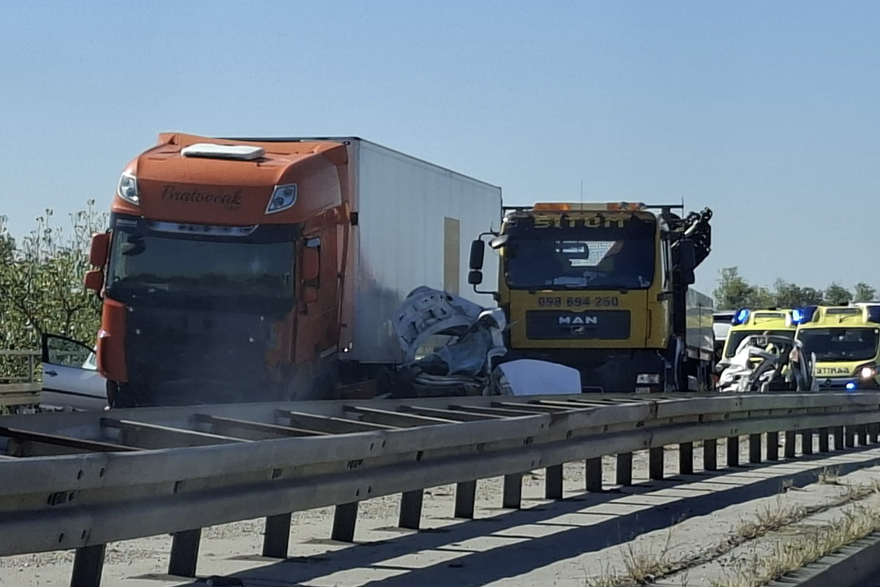 KOBNA VO&Zcaron;NJA: Peugeotom jurio u suprotnom smjeru na A3: Zabio se u teglja&ccaron; i poginuo...