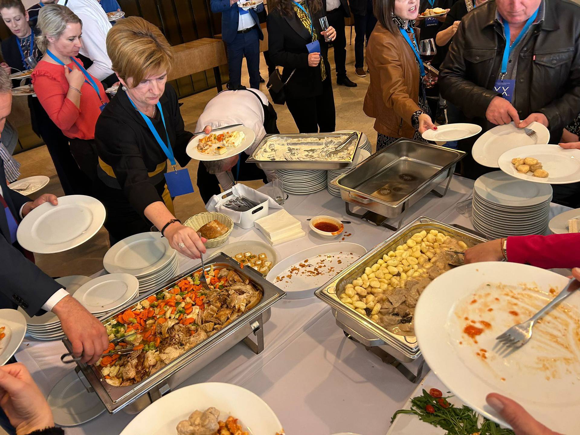 Tko je njamio, njamio je: Evo što se jelo na saboru HDZ-a. Pobrinuli  se i za vegetarijance...