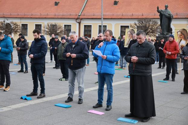 Performans Tiha misa ispred katedrale u Đakovu