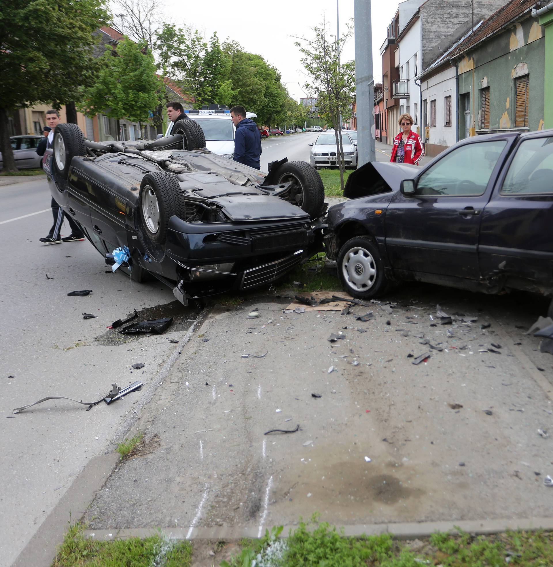 Zabio se u parkirani automobil, poletio pa završio na krovu