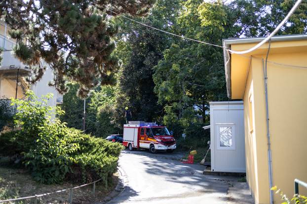 
Zagreb: Pukla cijev, voda prodrla u bolnički podrum u Rockefellerovoj