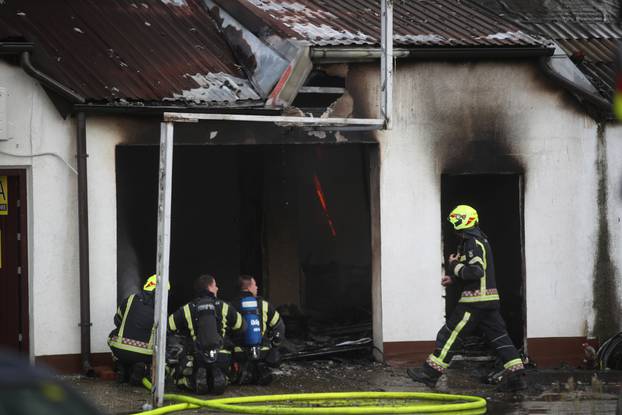 Zagreb: Gori objekt na Krugama, vatrogasci na terenu