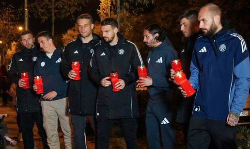 Hajdukovci zapalili svije&cacute;e i odali po&ccaron;ast &zcaron;rtvama Vukovara