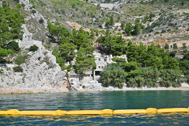 Nastavlja se rušenje bespravno izgrađenih objekata u uvali Vruja