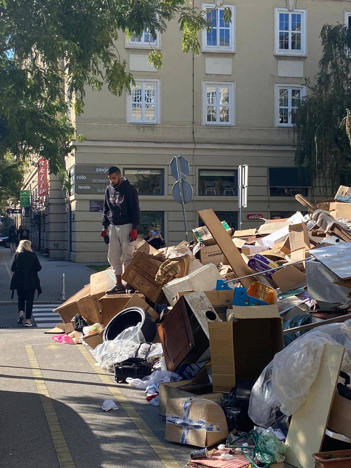 FOTO Jedna od najljepših ulica u Zagrebu zatrpana je smećem: 'Ta hrpa se samo povećava'