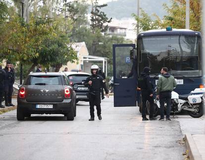 FOTO Prvu skupinu Bad Blue Boysa izveli pred sud u Ateni