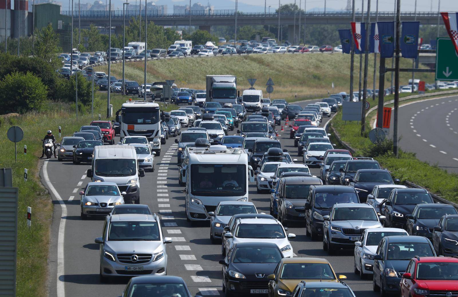 Zagreb: Gužva na naplatnim kućicama Lučko u smjeru prema moru