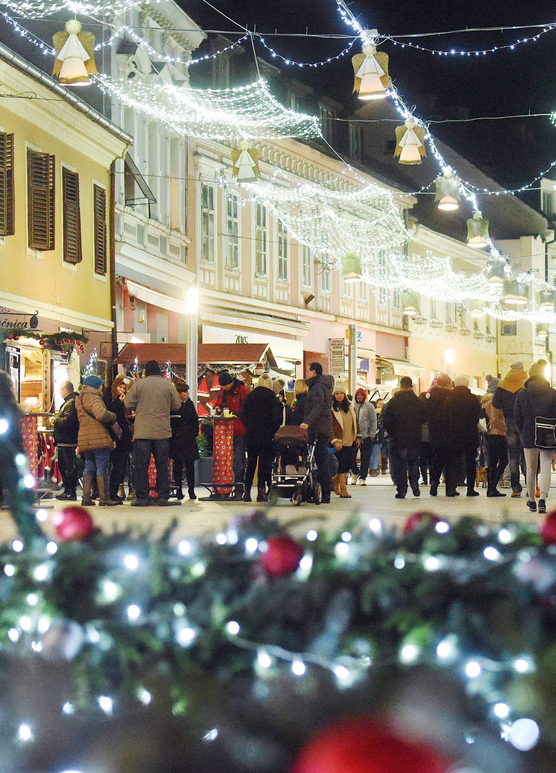 Bilo kuda, Advent svuda: Evo kako izgledaju hrvatski gradovi