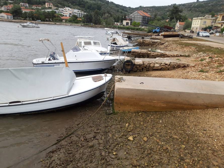 Meteorološki tsunami pogodio Velu Luku, nasukale se brodice