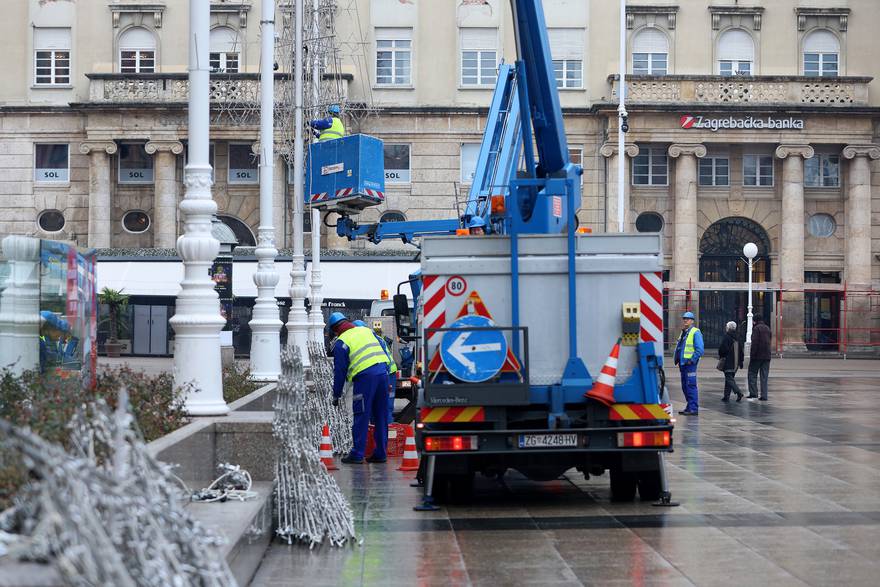 Zagreb: Uklanjaju se blagdanski ukrasi u centru grada