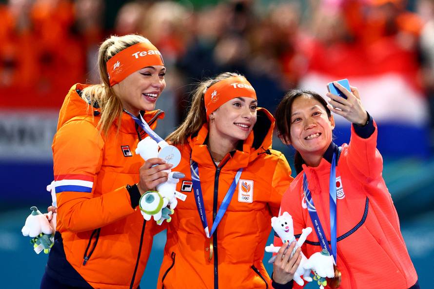 Speed Skating - Women's 500m Victory Ceremony