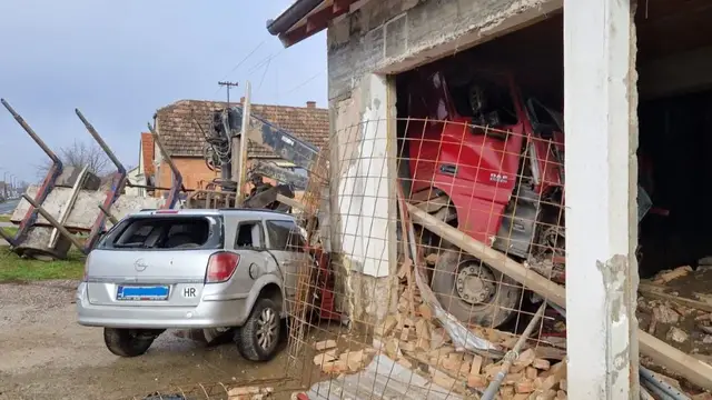 FOTO Kamionom izletio s ceste u Mirkovcima, pomeo auto pa probio zid kuće s radnicima