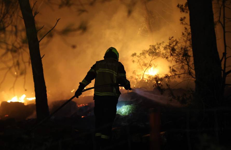 Brač:Još jedna neprospavana noć za gasitelje.