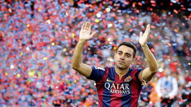 FILE PHOTO: Barcelona's Xavi Hernandez applauds the Camp Nou crowd after a 2-2 draw against Deportivo La Coruna in his final home game.