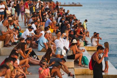 Turisti u Zadru uživaju u jednom od najljepših zalazaka sunca na svijetu