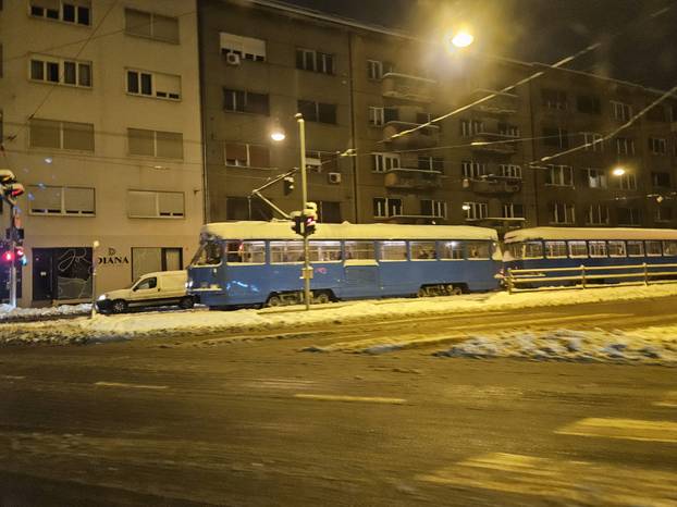 FOTO Zagreb zameten snijegom: 'Ponegdje na nogostupu i 15 cm snijega. Ljudi jedva prolaze!'