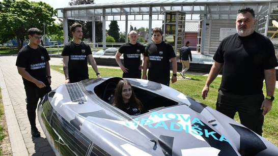 VIDEO Učenici iz Nove Gradiške napravili solarni 'Batmobile', lasersku harfu, rover za mine...