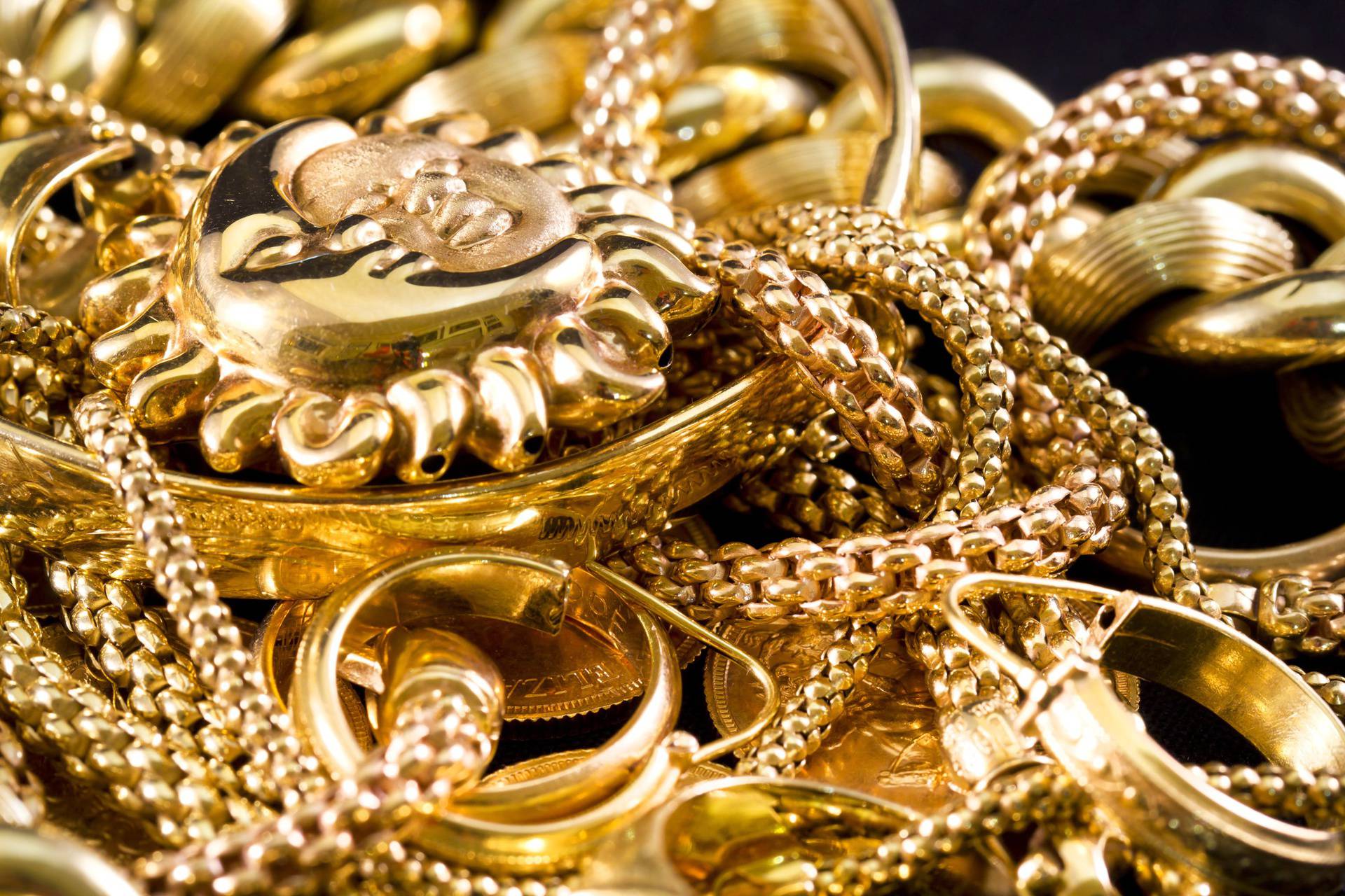 Closeup,Of,Yellow,Gold,Jewelery,On,A,Black,Background
