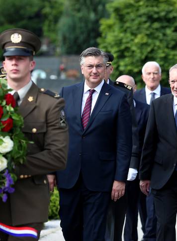 Zagreb: Andrej Plenković i suradnici  položili vijence na Mirogoju povodom dana Hrvatske vojske