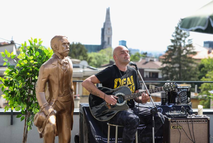 Pogledajte kako izgleda nastup benda s vrha zgrade!