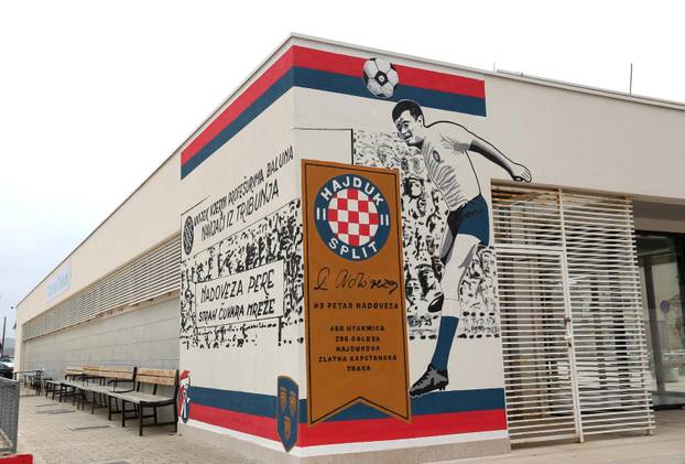 Tribunj: Mural u centru grada u čast Pere Nadoveze, legendarnog igrača Hajduka