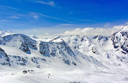 U snježnoj lavini u Francuskoj poginulo je najmanje četvero skijaša, tragaju za još dvoje