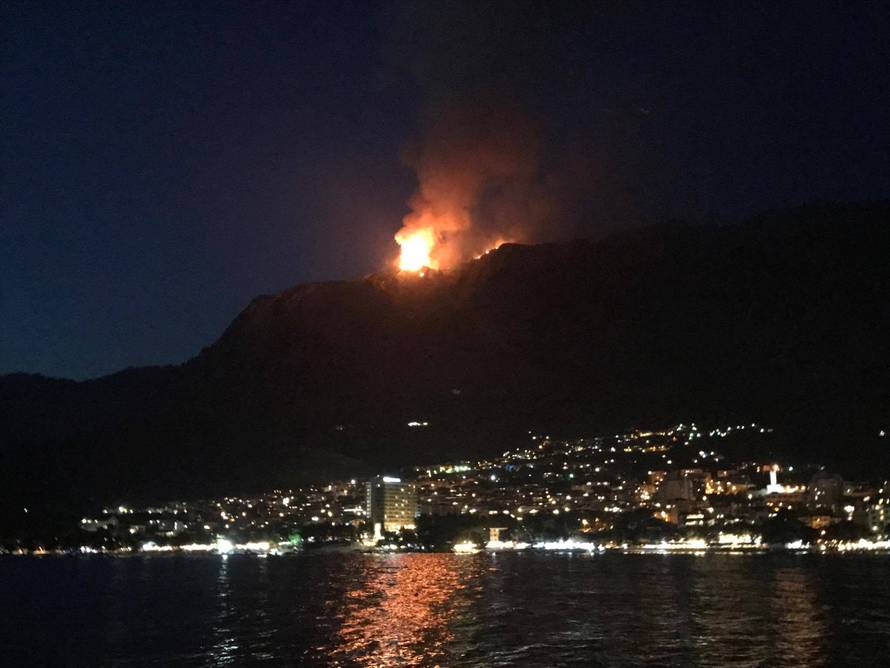 Kod Knina buknuo novi požar: Vatra guta šumu na Biokovu