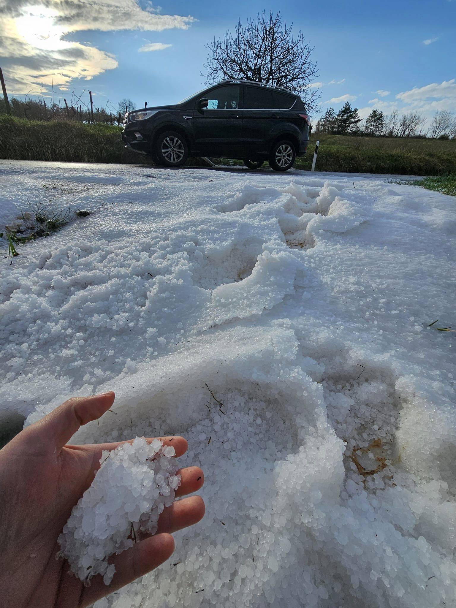 FOTO Ne, ovo nije snijeg: Jaka tuča zatrpala ceste usred Istre