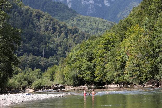 Brod na Kupi: Izletnici potražili osvježenje od ljetnih vrućina na rijeci Kupi u Gorskom kotaru