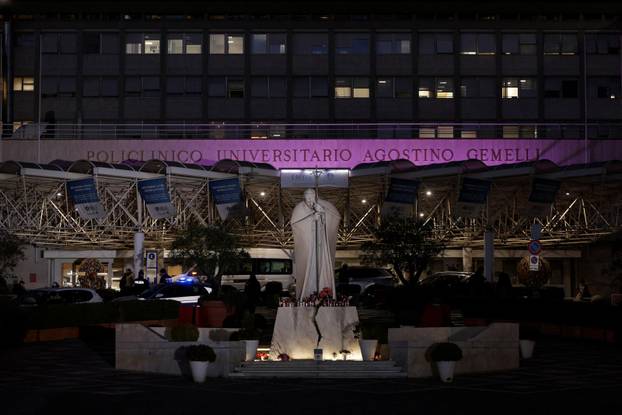 Pope Francis continues treatment for a respiratory tract infection at Gemelli hospital