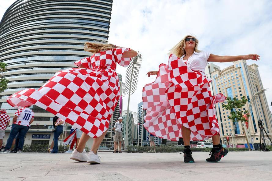 KATAR 2022 - Hrvatski navijači ponovno s divovskom zastavom na plaži ispred hotela Hilton Doha