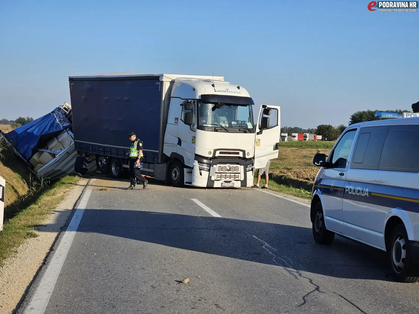 FOTO Kamion sletio s ceste kod Koprivnice, jedna prikolica se prevrnula i završila na krovu