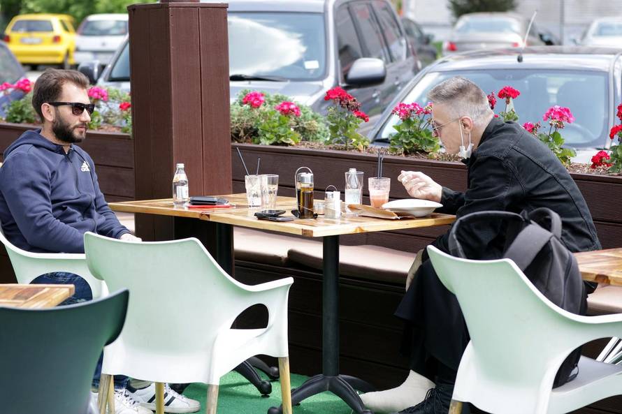 Nakon korona virusa lom noge: Prošetao gradom na štakama
