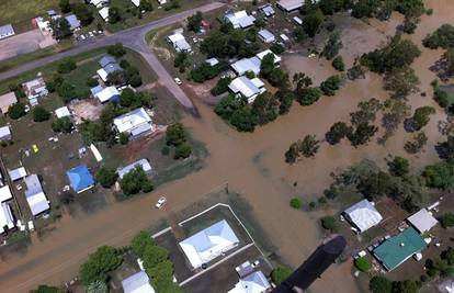 U poplavama poginula žena, odsječene tisuće Australaca