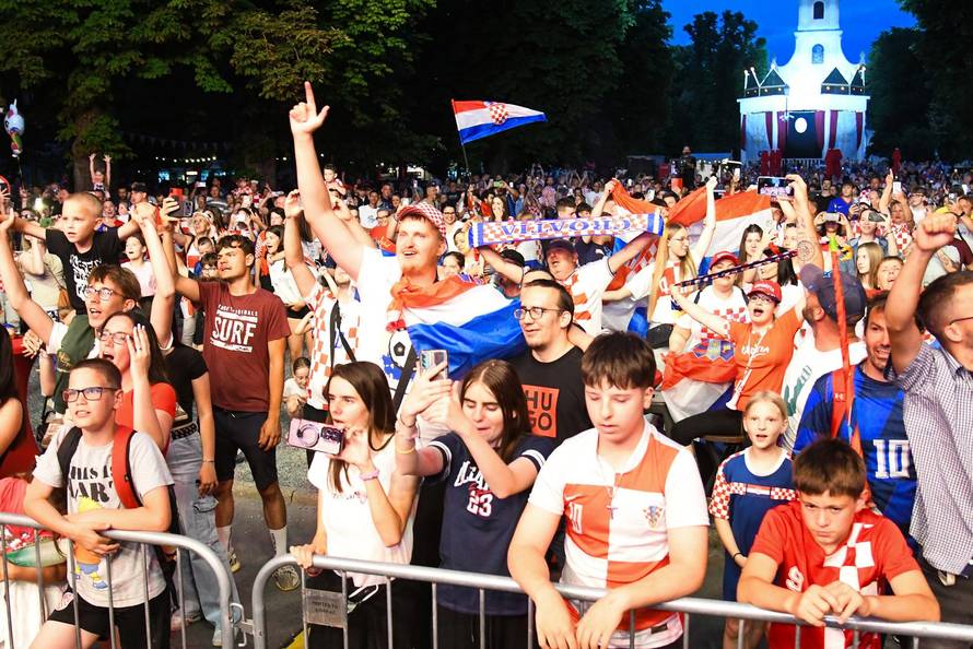 Bjelovar: Zaprešić Boysi zagrijavaju navijačku atmosferu  uoči utakmice Hrvatska - Engleska
