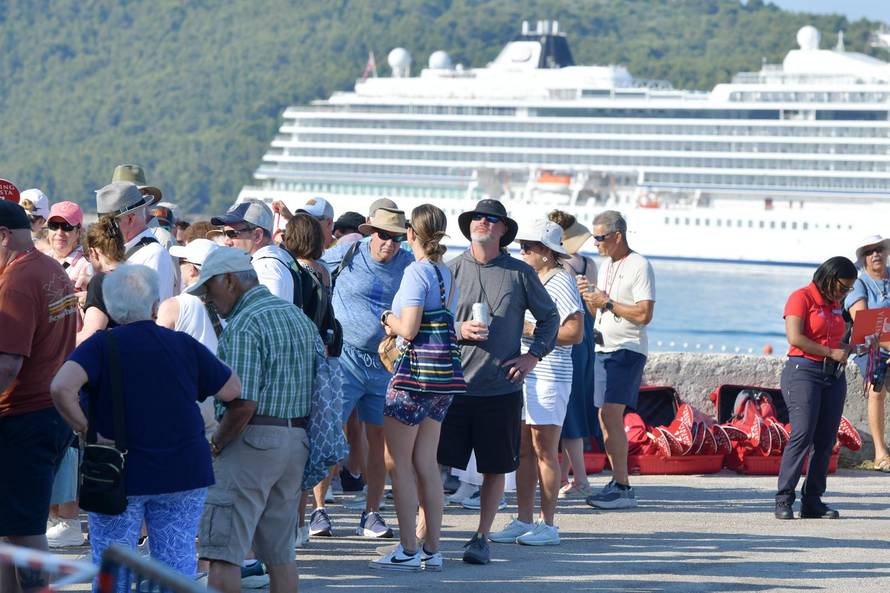 Kruzer Viking Vesta usidren u Zabla?u kod Šibenika