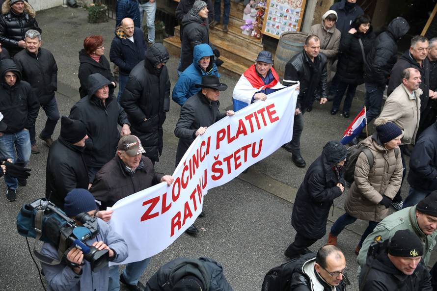 Prosvjednici došli do Kamenitih vrata, dalje ne mogu: 'Izdaja!'