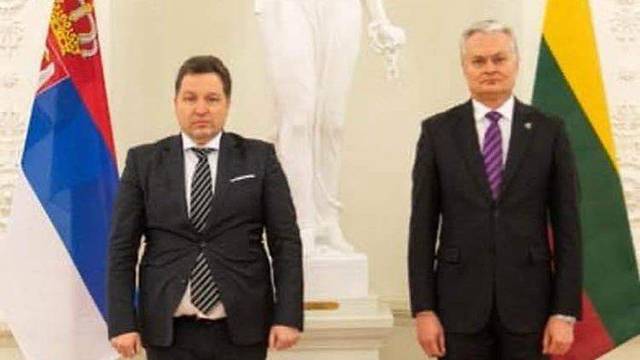 Prvo dugme Srbije: Ambasador je zbog odijela postao senzacija