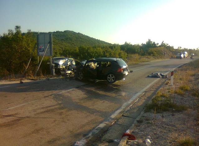 U stravičnoj nesreći vozač (40) poginuo, drugi teško ozlijeđen
