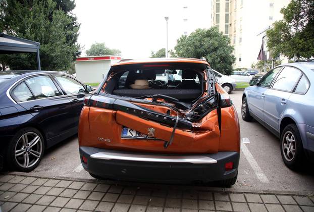 Šibenik: Dio fasade pao na automobil parkiran na Baldekinu