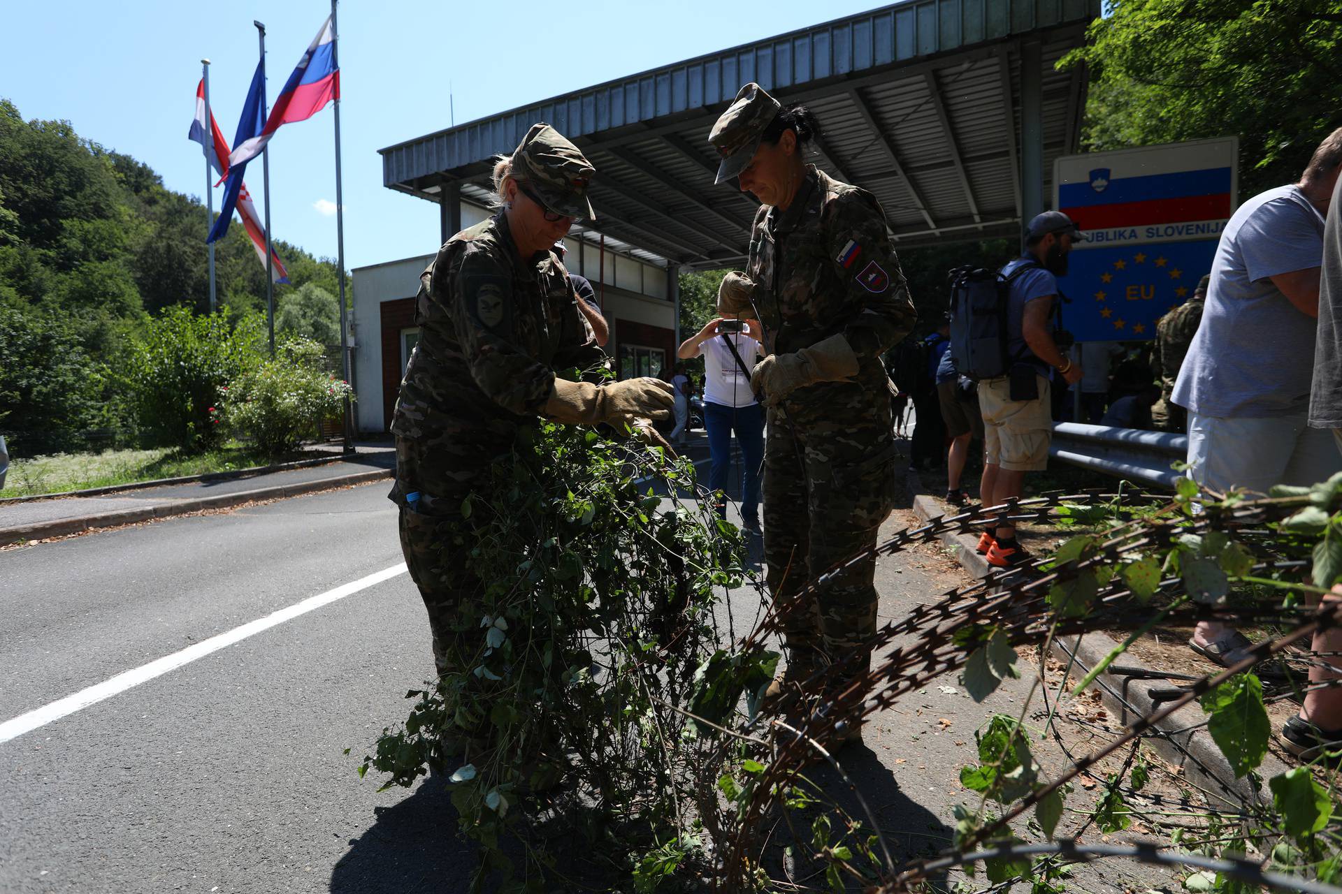 Slovenska vojska uklanja žilet žicu na graničnom prijelazu Vivodina - Krmačina