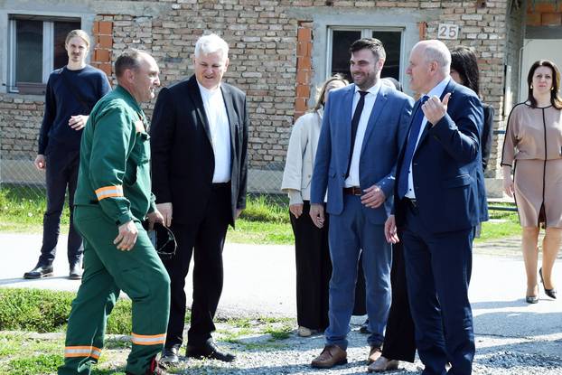 Petrinja: Ministar Bačić obišao tri obitelji koijim su izgrađene zamjenske kuće