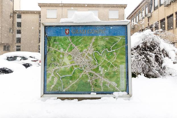 Gospić pod debelim snijegom, jutros izmjerena 23 centimetra