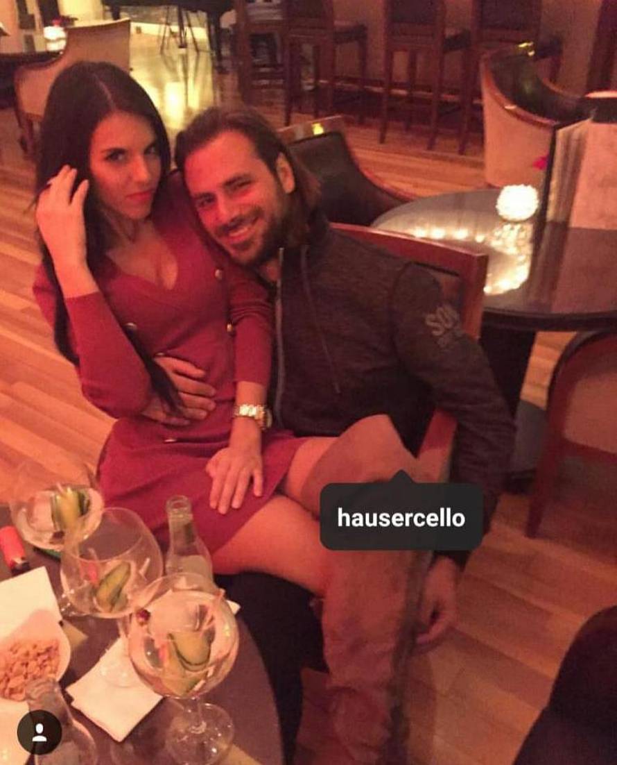 Violončelist Hauser u zagrljaju hostese Stele: Sjela mu u krilo